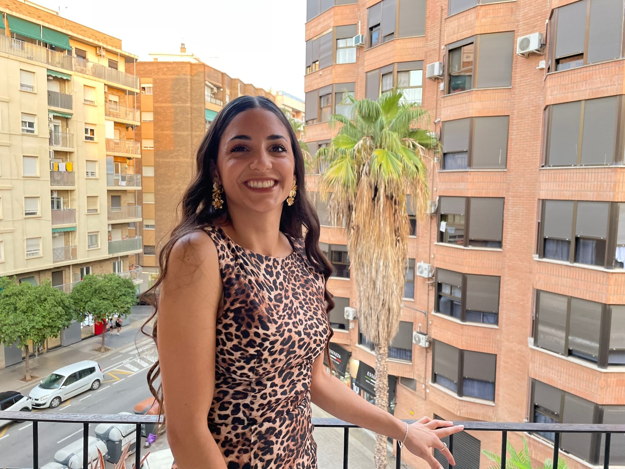 Julieta standing on a balcony